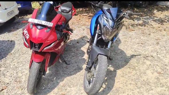 നമ്പർ പ്ലേറ്റ് ഇല്ലാതെ ഓടിച്ചുവന്ന രണ്ട് ബൈക്കുകൾ പത്തനംതിട്ട ട്രാഫിക് പോലീസ് പിടികൂടി പിഴയീടാക്കി