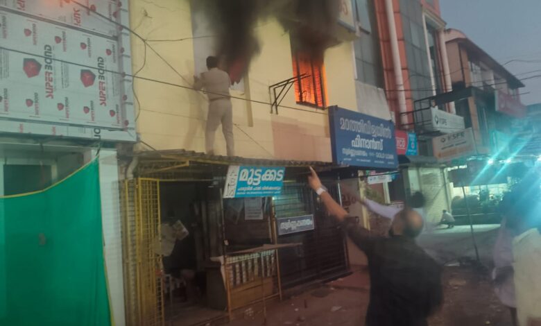 സ്റ്റുഡിയോയ്ക്ക് തീപിടിച്ചു, ഉടനടി സ്ഥലത്ത് എത്തി തീയണയ്ക്കാൻ ശ്രമിച്ച പോലീസ് ഇൻസ്‌പെക്ടർക്ക് പരിക്ക് പറ്റി