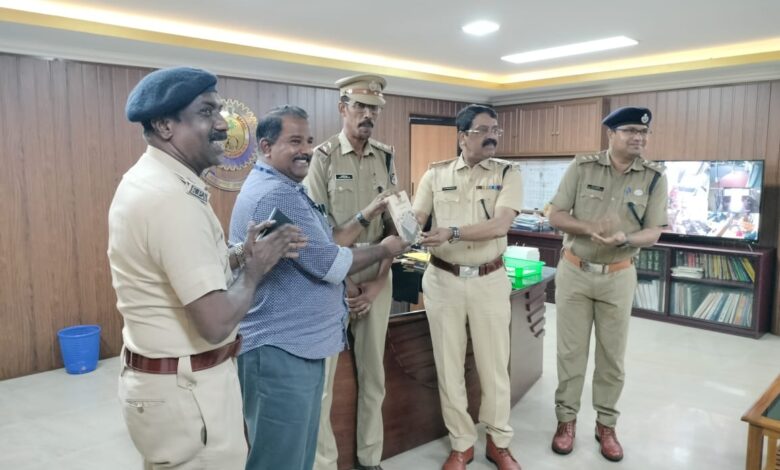 എസ് ഐ സജീവ് മണക്കാട്ടുപുഴയുടെ 111 ദിനവിശേഷങ്ങൾ എന്ന പുസ്തകം എസ് പി  പ്രകാശനം ചെയ്തു