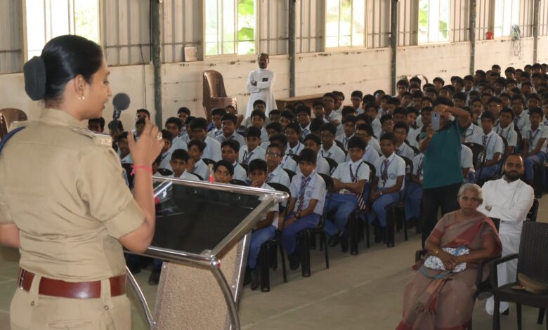 ലോകവനിതാ ദിനവുമായി ബന്ധപ്പെട്ട് കുട്ടികൾക്ക്  ബോധവൽക്കരണക്ലാസ്സ്‌ നൽകി