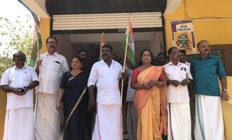 പെരുനാട് മണ്ഡലം കോൺഗ്രസ് കമ്മിറ്റി നടത്തിയ ധർണ്ണ  ബ്ലോക്ക് കോൺഗ്രസ് കമ്മിറ്റി ജനറൽ സെക്രട്ടറി അനിത അനിൽകുമാർ ഉദ്ഘാടനം ചെയ്തു