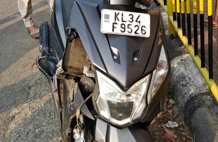 സംസ്ഥാന പാതയിൽ റാന്നി ചെത്തോങ്കരയിൽ സ്കൂട്ടറും, വാനും തമ്മിൽ ഇടിച്ചുണ്ടായ അപകടത്തിൽ രണ്ട് പേർക്ക് പരിക്കേറ്റു