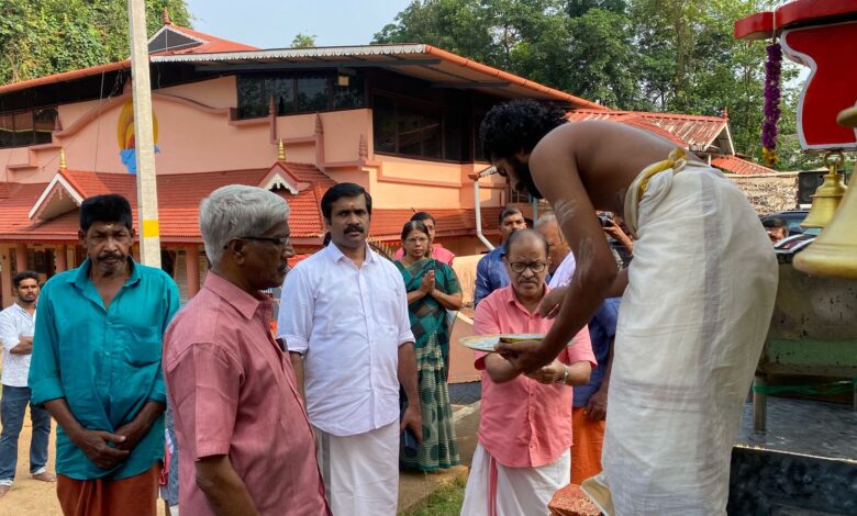 ശബരിമല ഉത്സവത്തിന് ഉയർത്താനുള്ള കൊടിക്കൂറയും കൊടിക്കയറും വഹിച്ചുകൊണ്ടുള്ള ഘോഷയാത്രക്ക് റാന്നി തോട്ടമൺ കാവ് ദേവീ ക്ഷേത്രത്തിൽ സ്വീകരണം നൽകി .