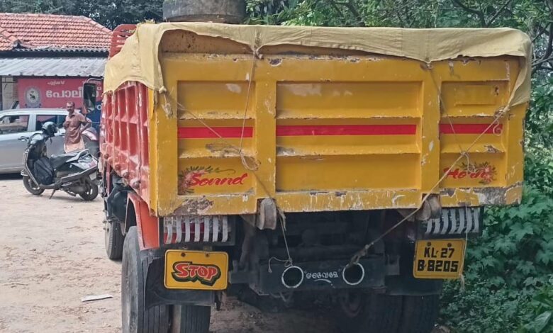 അനധികൃതമായി എം സാൻഡ് കടത്തിയ ടിപ്പർ ലോറി പോലീസ് പിടികൂടി