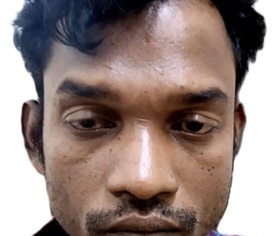 പന്തളംമണികണ്ഠൻആൽത്തറയിലെ ഒരു കടയുടെ മുന്നിൽ വച്ചിരുന്ന സ്കൂട്ടർ മോഷ്ടിച്ചുകടന്നയാൾ പിടിയിലായി