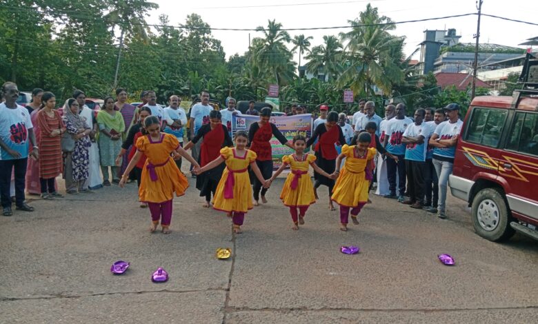 പന്തളം പോലീസും ജനമൈത്രി സമിതിയും സംയുക്തമായി ഫ്ലാഷ് മോബും ക്രിക്കറ്റ്‌ മത്സരവും സംഘടിപ്പിച്ചു
