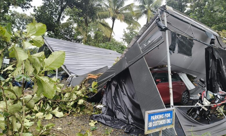 റാന്നി താലൂക്കിലെ മലയോര മേഖലകളടക്കം കനത്ത മഴയോടൊപ്പം എത്തിയ മിന്നല്‍ ചുഴലികാറ്റില്‍  വിവിധ ഇടങ്ങളില്‍ വ്യാപക നാശം