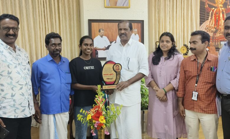 സോനയ്ക്ക് മന്ത്രിയുടെ ആദരവ്