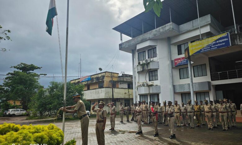 ജില്ലാ പോലീസ് ആസ്ഥാനത്തും ക്യാമ്പിലും ദേശീയ പതാക ഉയർത്തി
