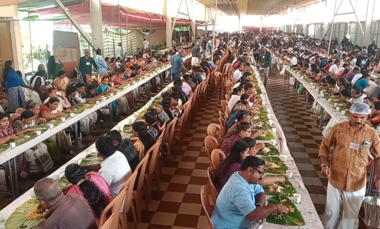 തിരുവാറന്മുളപാർത്ഥസാരഥി ക്ഷേത്രത്തിലെപ്രസിദ്ധമായ വള്ളസദ്യകൾ സമാപിച്ചു