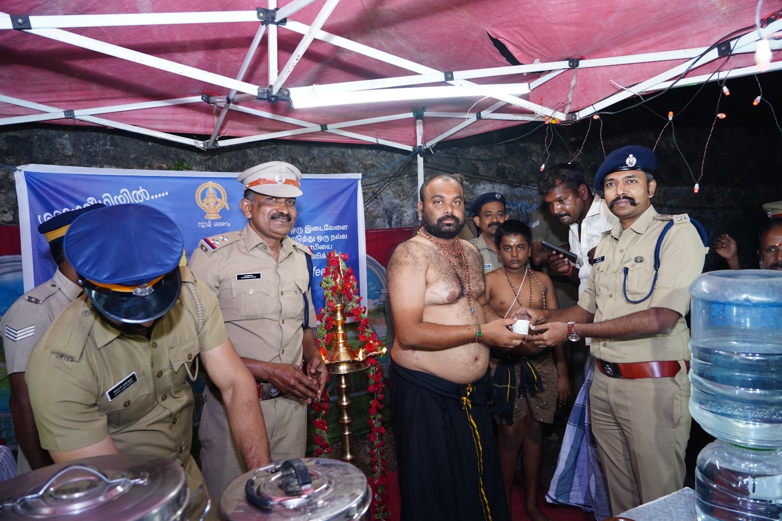 ശബരിമല തീർത്ഥാടകർക്കായി പത്തനംതിട്ട ജില്ലയിൽ പലയിടങ്ങളിലായി  ജില്ലാ പോലീസ് ചുക്കുകാപ്പി വിതരണം ആരംഭിച്ചു