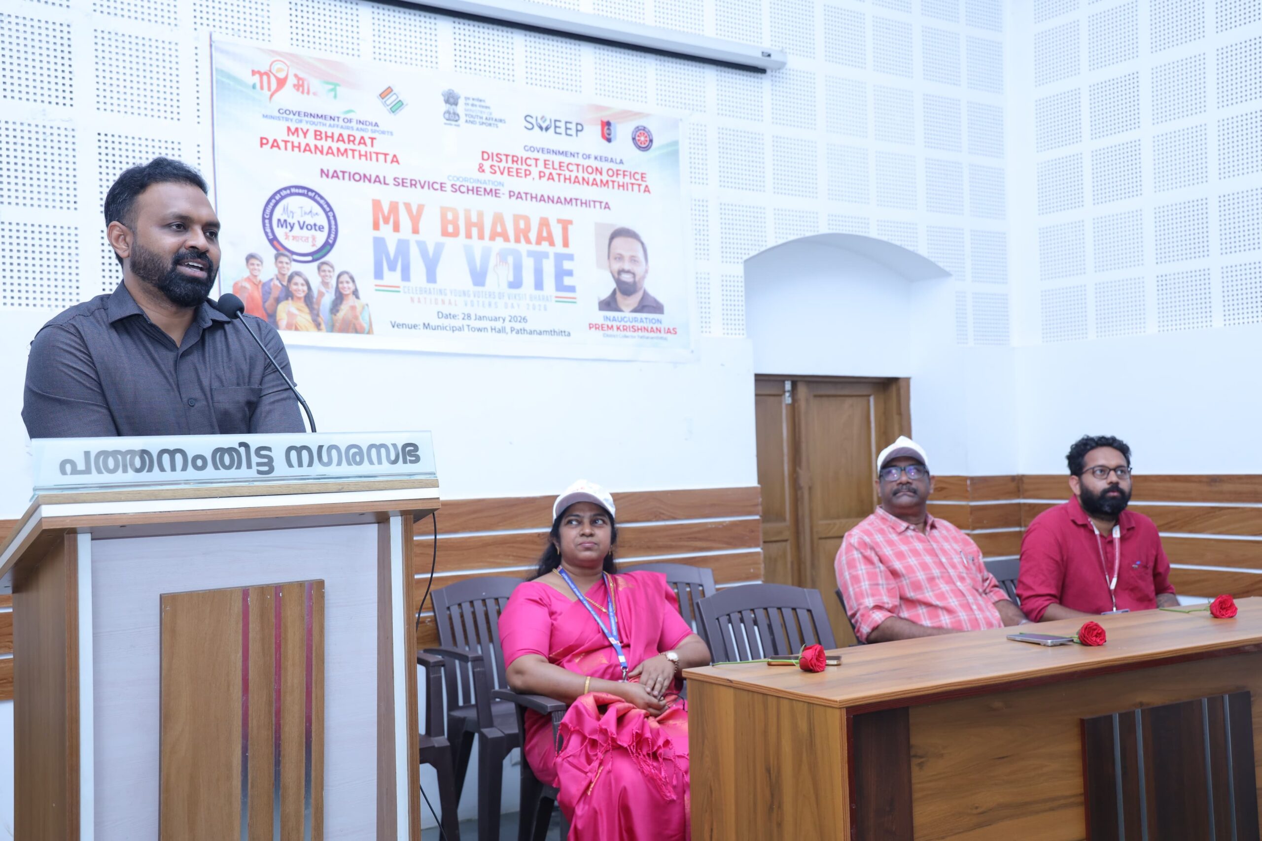 വോട്ടര്‍ ബോധവല്‍ക്കരണ പദയാത്ര സംഘടിപ്പിച്ചു ജില്ലാ കലക്ടര്‍ പ്രതിജ്ഞ ചൊല്ലി