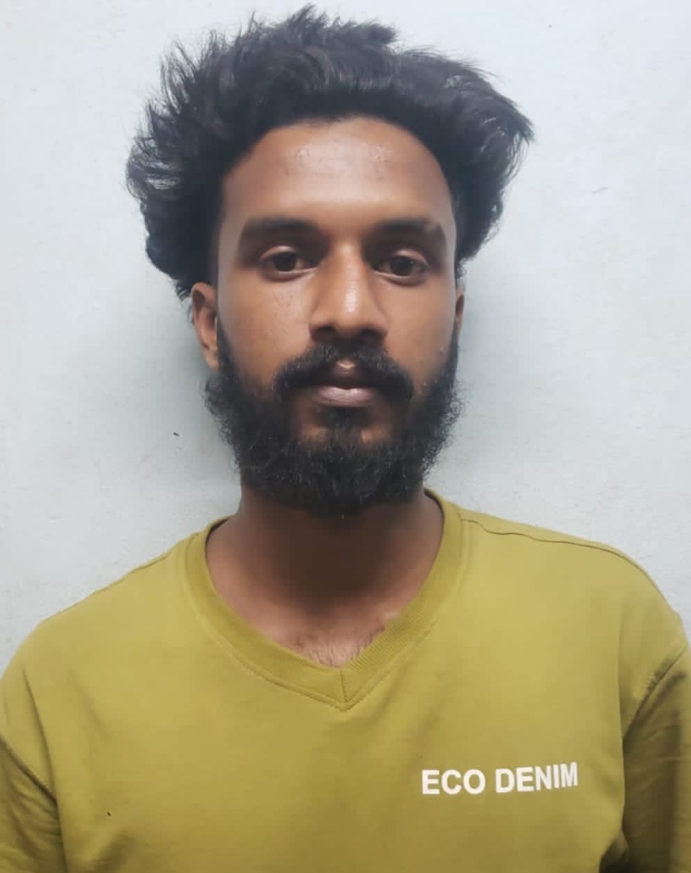 യുവാവിനെ നടുറോഡിൽ വളഞ്ഞിട്ടാക്രമിച്ച കേസിൽ പ്രതി അറസ്റ്റിലായി.