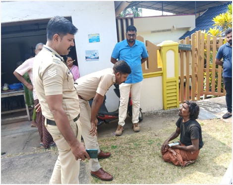 മുച്ചക്രവാഹനത്തിൽ വഴിതെറ്റി അലഞ്ഞ അയ്യപ്പഭക്തന്  താങ്ങും തണലുമായി പന്തളം ജനമൈത്രി പോലീസ്