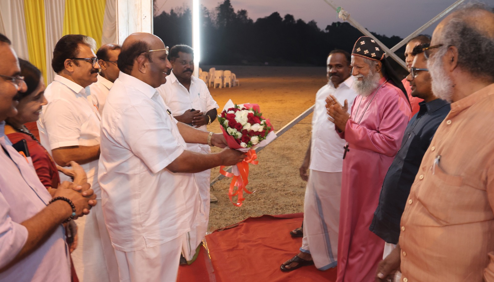 ഡോ. ജോസഫ് മാർ ബർണ്ണബാസ് സഫ്രഗൻ മെത്രാപ്പൊലിത്ത അയിരൂർ ചെറുകോൽപ്പുഴ ഹിന്ദുമത പരിഷത്തിലെത്തി