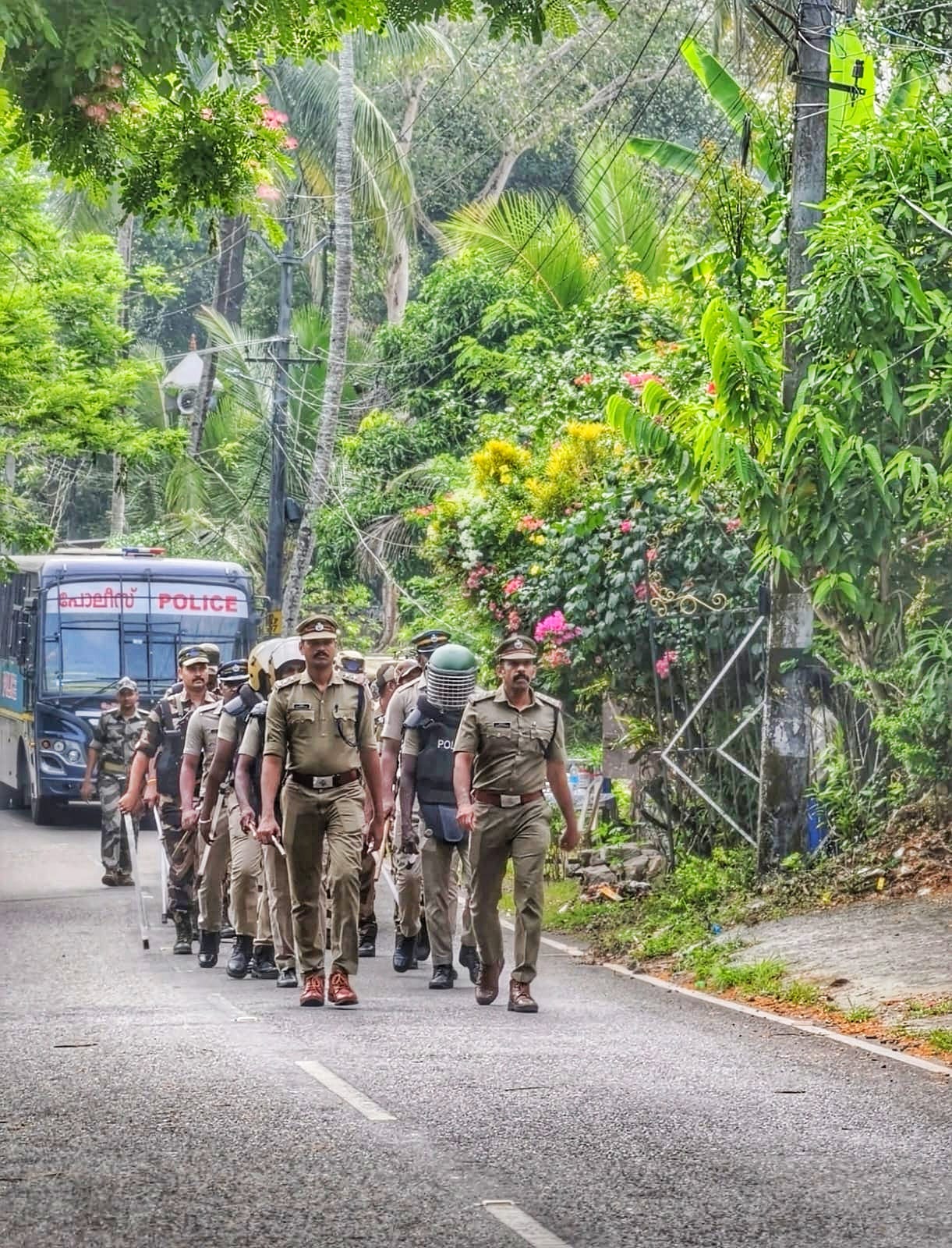 കോയിപ്പുറം പോലീസ് സ്റ്റേഷൻ പരിധിയിലും കേന്ദ്ര സായുധ പോലീസ് സേനയുമായി ചേർന്ന്  റൂട്ട് മാർച്ച് നടത്തി